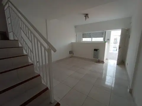 Depto Tipo Casa en Alquiler de 3 ambientes