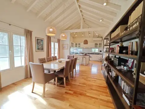Casa en alquiler — Estilo, amplitud y calidez (Rio de Pájaros)