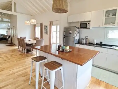 Casa en alquiler — Estilo, amplitud y calidez (Rio de Pájaros)