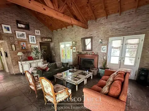 Casa en Alquiler con 2 cocheras