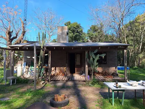 Casa en un gran terreno, con galpón en B. Las Moras