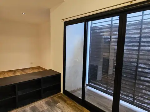 Lujan 2400, Piso Pb