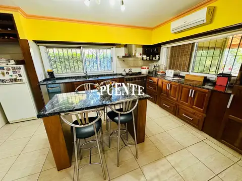 Casa 5 ambientes con 4 baños