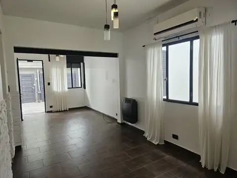 Casa en Alquiler con 2 cocheras