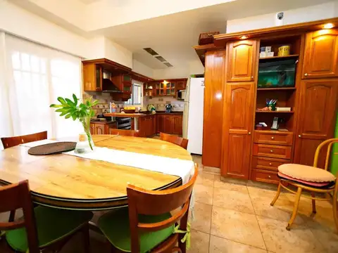 Casa 5 ambientes con 2 baños