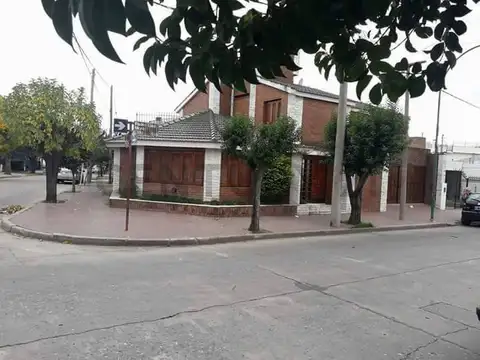 Casa 6 ambientes con 3 baños