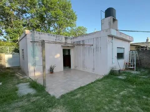 VENTA / AMPLIO PATIO / TODOS LOS SERVICIOS