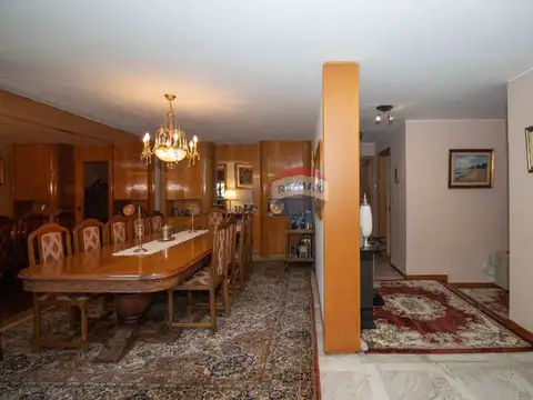 Casa 8 ambientes con 5 baños