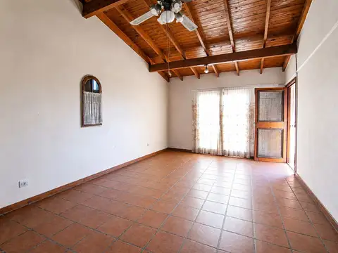 CASA 4  AMBIENTES BALCON PATIO LOCAL