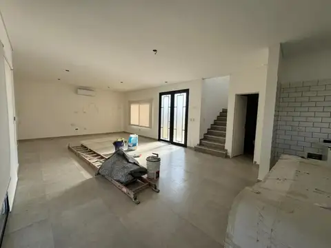 Casa en Venta con 4 cocheras