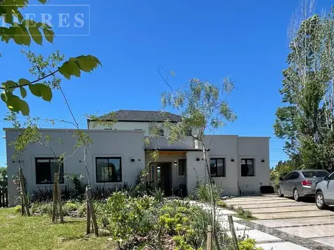 Casa en Venta a La Laguna en San Benito, Villanueva.