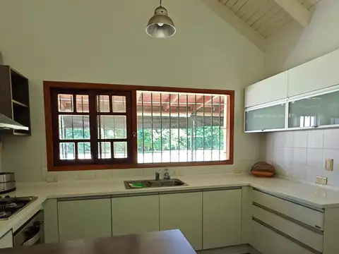 Casa 5 ambientes con 2 baños