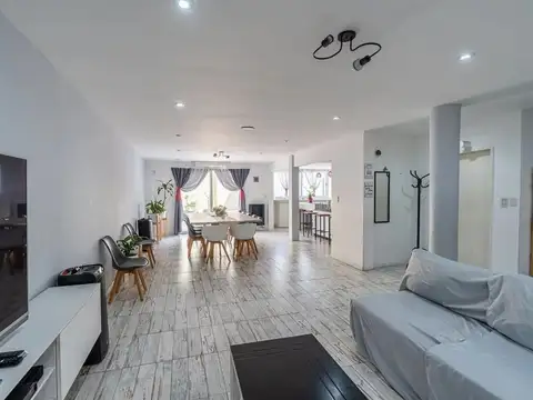 Venta de casa 6 ambientes  con cochera en Parque Avellanada