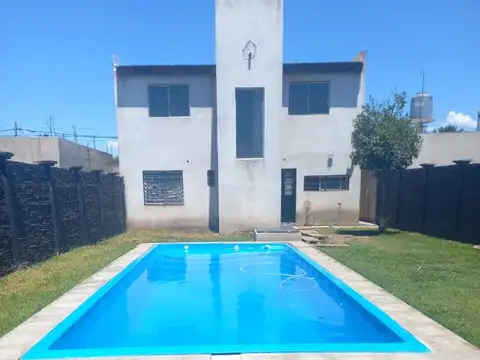 VENTA de CASA 5 ambientes con quicho y pileta. (Apta crédito hipotecario)