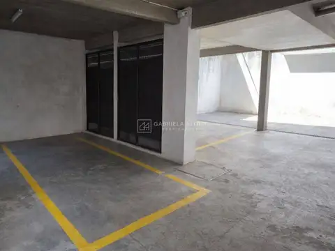 Cochera  cubierta con baulera y cámara de seguridad en Zona Centro, Caseros