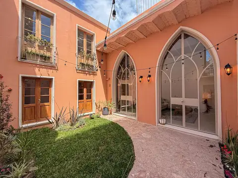 Venta. Casa de 3 dormitorios con jardín, terraza exclusiva, pileta y parrilla - Río, Rosario.
