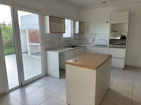 Casa en Alquiler con 2 cocheras