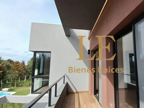 Casa en Venta con 5 cocheras