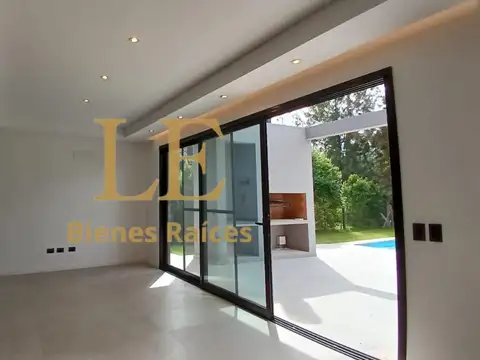 Casa en Venta con 5 cocheras
