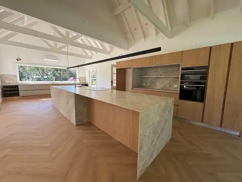 CASA EN VENTA EN SAN DIEGO - REFACCIONADA - 5 AMBIENTES