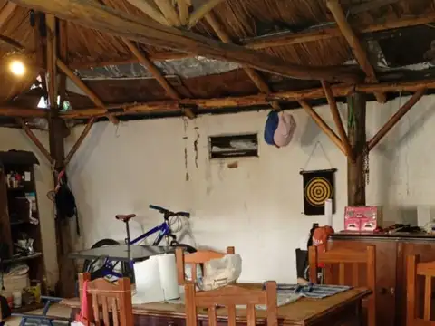 Casa con terreno y quincho para reciclado profundo o demoler en 32 bis y 136