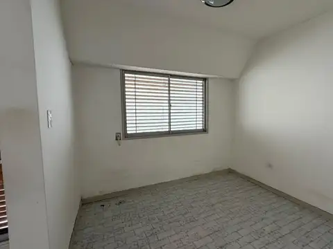 Casa 7 ambientes con 1 baño