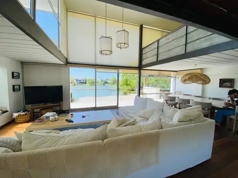 Casa 5 ambientes con 3 baños