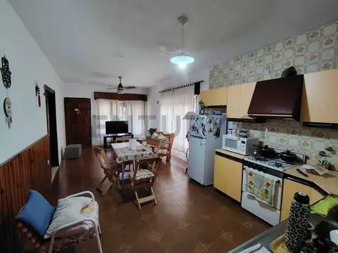 Casa 4 ambientes con 2 baños