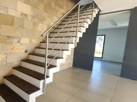 Casa en Venta con 5 cocheras