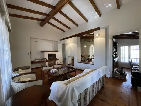 Casa en Alquiler con 3 cocheras