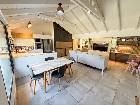 Casa en Venta con 2 cocheras