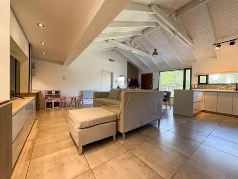 Casa 4 ambientes con 2 baños