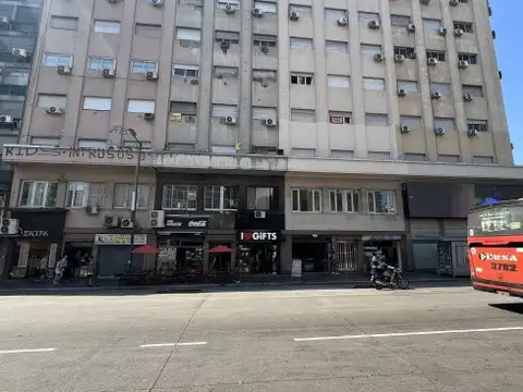 Vivienda apta profesional con espacio aéreo propio para alquilar a carteles de publicidad y obt...