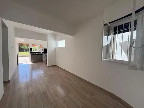 Casa 3 dormitorios y parque en venta - La Plata, calle 69 e/ 1 y 2