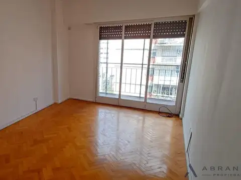 Departamento 3 ambientes con dependencia y balcón en Almagro