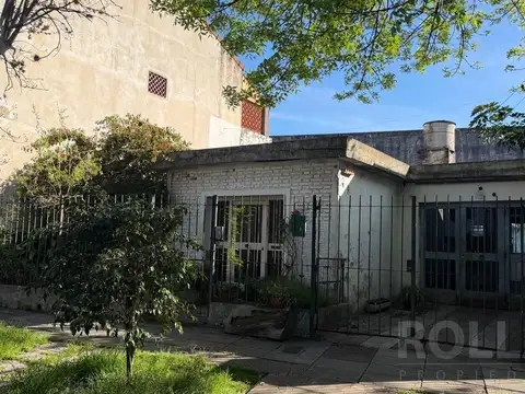 VENTA CASA DE 4 AMBIENTES EN SOBRE LOTE DE 10X20,96 EN VILLA ADELINA A RECICLAR PROXIMO A TORRE ADER