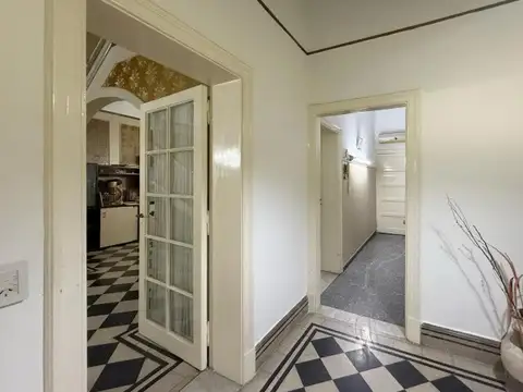 Casa 9 ambientes con 2 baños