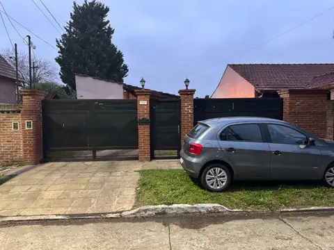 Chalet de 3 ambientes con parque y pileta