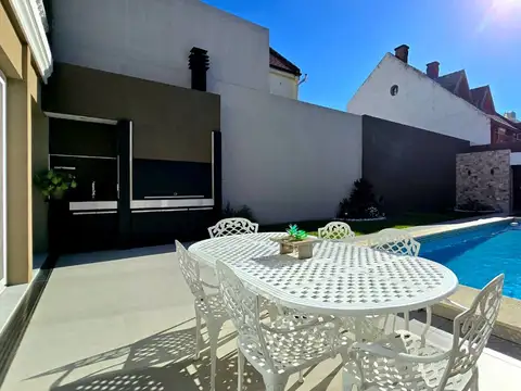 Casa 5 ambientes con 4 baños