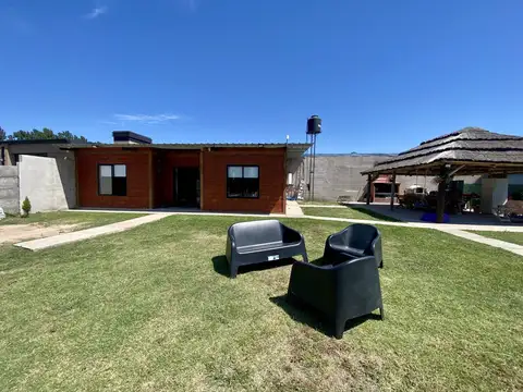 Casa en Venta de 2 dormitorios, patio con quincho, pileta y parrilla. Fincas de La Florida, Zarate