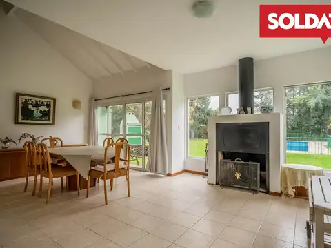 Casa 4 ambientes con 2 baños