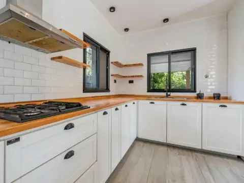 Casa 4 ambientes con 2 baños
