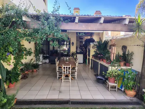 Casa 8 ambientes con 2 baños