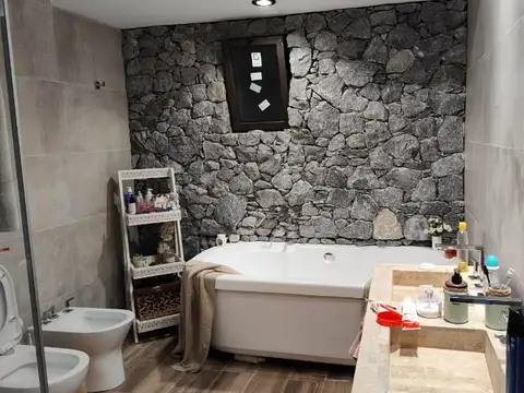 CASA DE CATEGORIA DE 5 AMBIENTES EN VENTA - LUJAN