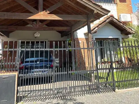 Castelar Norte chalet en venta 5 ambientes