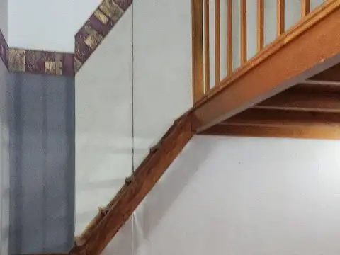 VENTA DEPARTAMENTO TRES AMBIENTES,  GALERIA, LATERAL, ENTREPISO, MUY BUEN ESTADO.