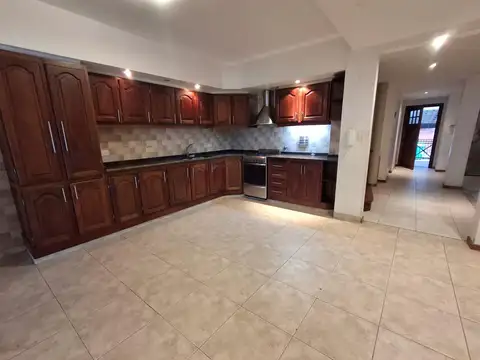 Casa en Alquiler con 2 cocheras