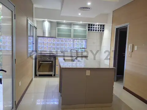 Casa en Alquiler con 2 cocheras