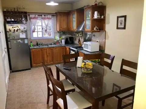Casa 5 ambientes con 2 baños