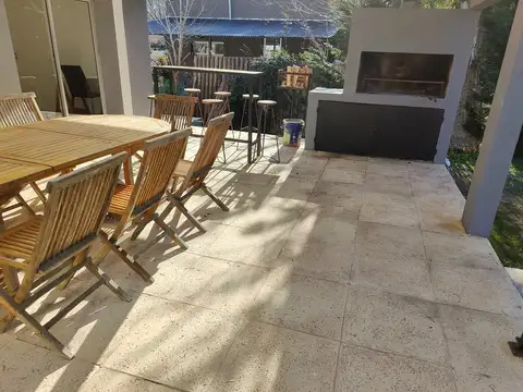 Casa en Alquiler con 4 cocheras